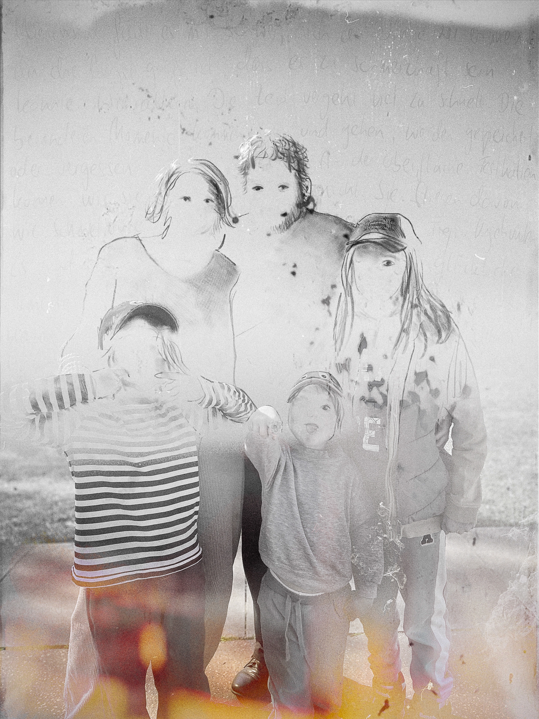 Mixed-Media-Kunstwerk von Anette Siegelwachs: Verblassende Familienfotografie mit skizzenhaften Überlagerungen und Handschrift zum Thema Erinnerung und Vergessen.