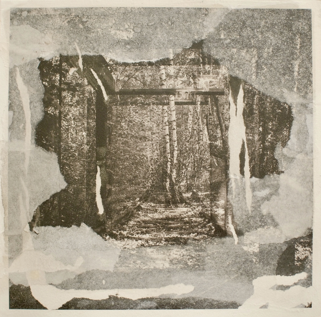 Analoge Fotografie als vielschichtige Collage auf Hahnemühle-Papier. Durch gerissenes Wenzhou-Chinapapier öffnet sich der Blick auf alte Gleise und ein Metallkonstrukt in einem Birkenwald. Die fragmentierten Papierränder verleihen der Szene eine haptische, nostalgische Tiefe.