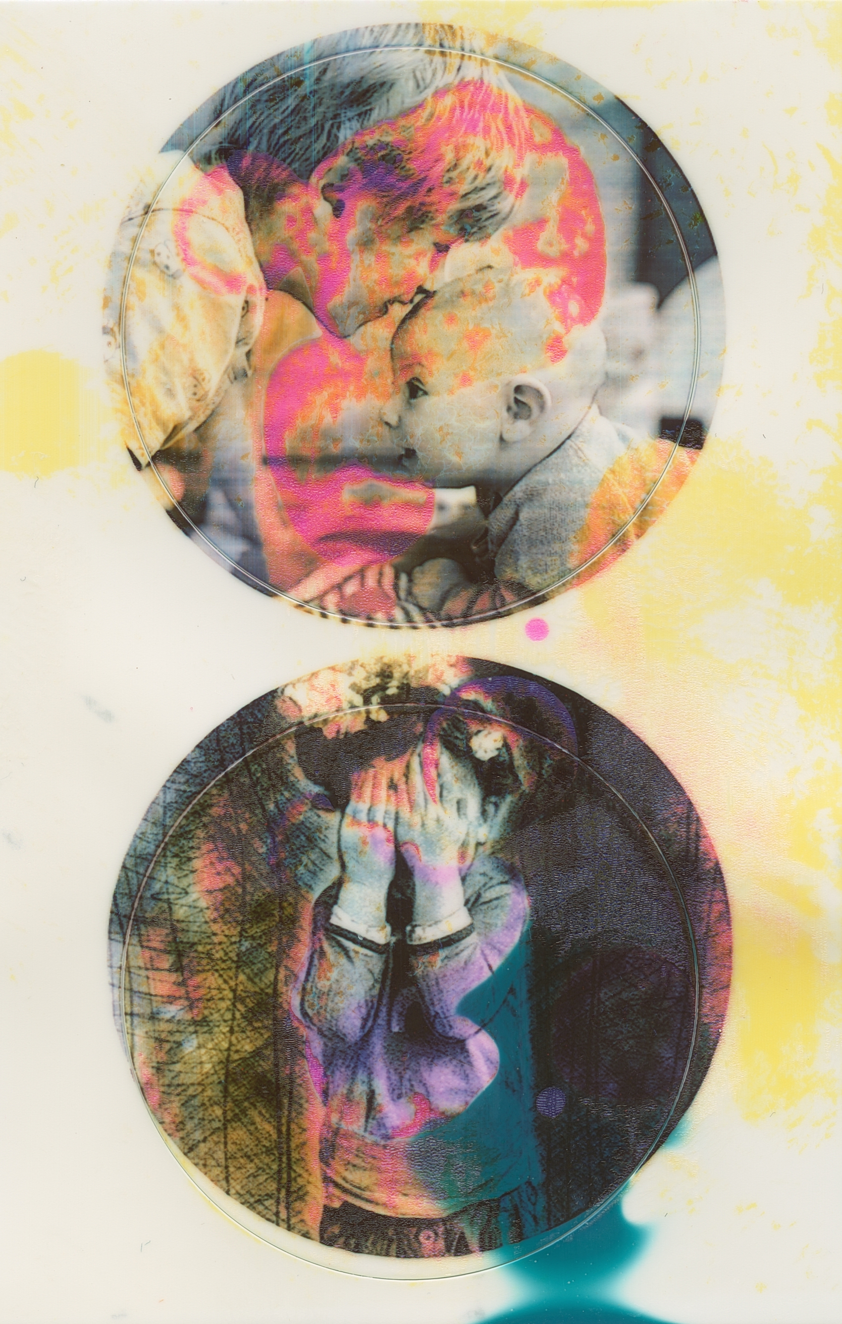 Zwei runde Fotoausdrucke von Kindern mit Zink Fotopapier in Farbe und mit farblichen experimentellen Bildfehlern, die analog vor dem Druck hinzugefügt wurden.