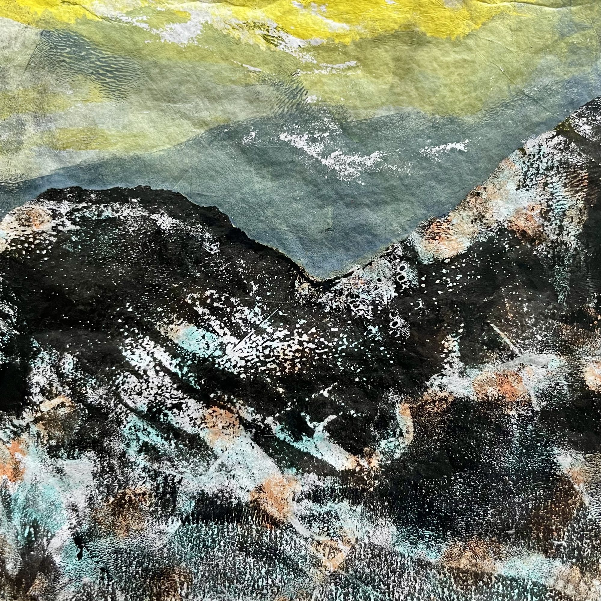 Experimenteller Gelli-Print von Bergen und einem gelben Himmel