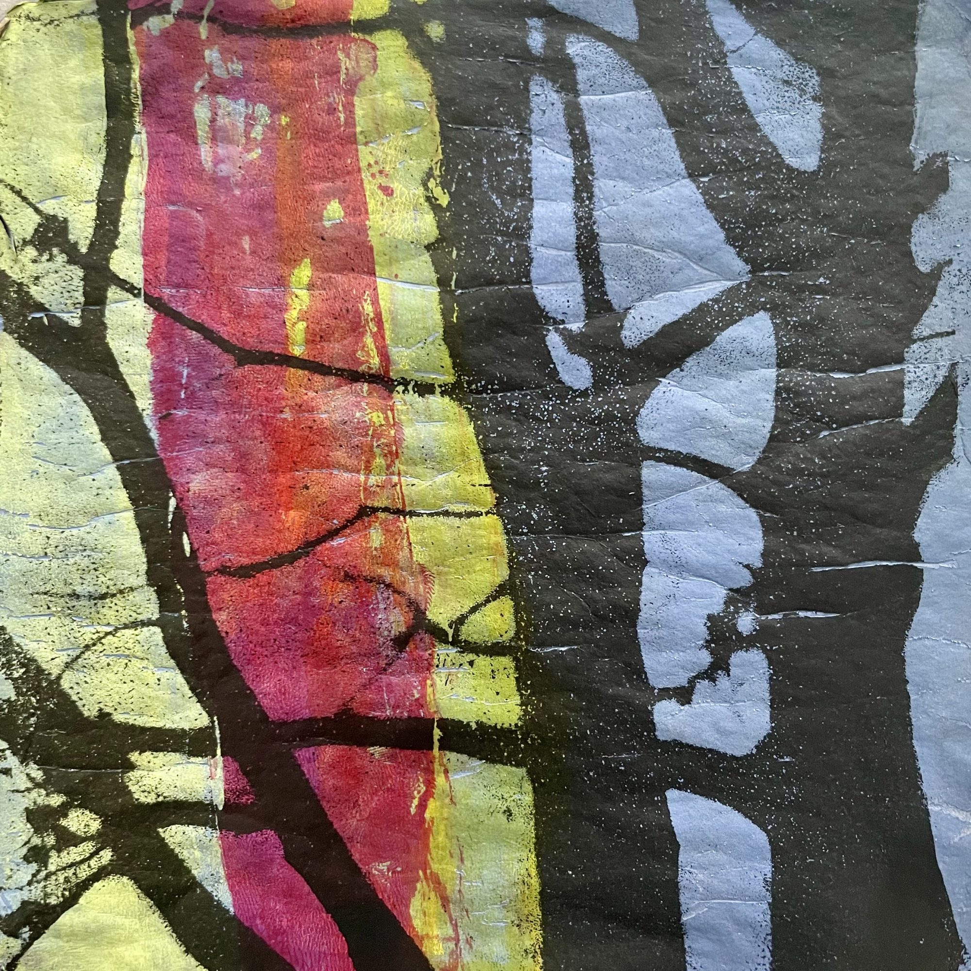 Gelli-Print mit schwarzen Baumstämmen und bunten Farbstreifen im Hintergrund