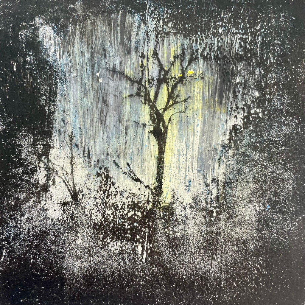 Eine künstlerische melancholische Monotypie, die mittig im Bild einen schwarzen Baum zeigt, der zart gelb erleuchtet ist und auf den es regnet. Das Bild wird zum Rand hin schwarz und erinnert an die Atmosphäre einer Lochkamera.
